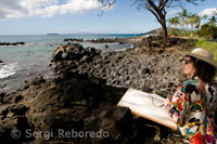 Pintora en la playa de Perouse Bay. Maui.
